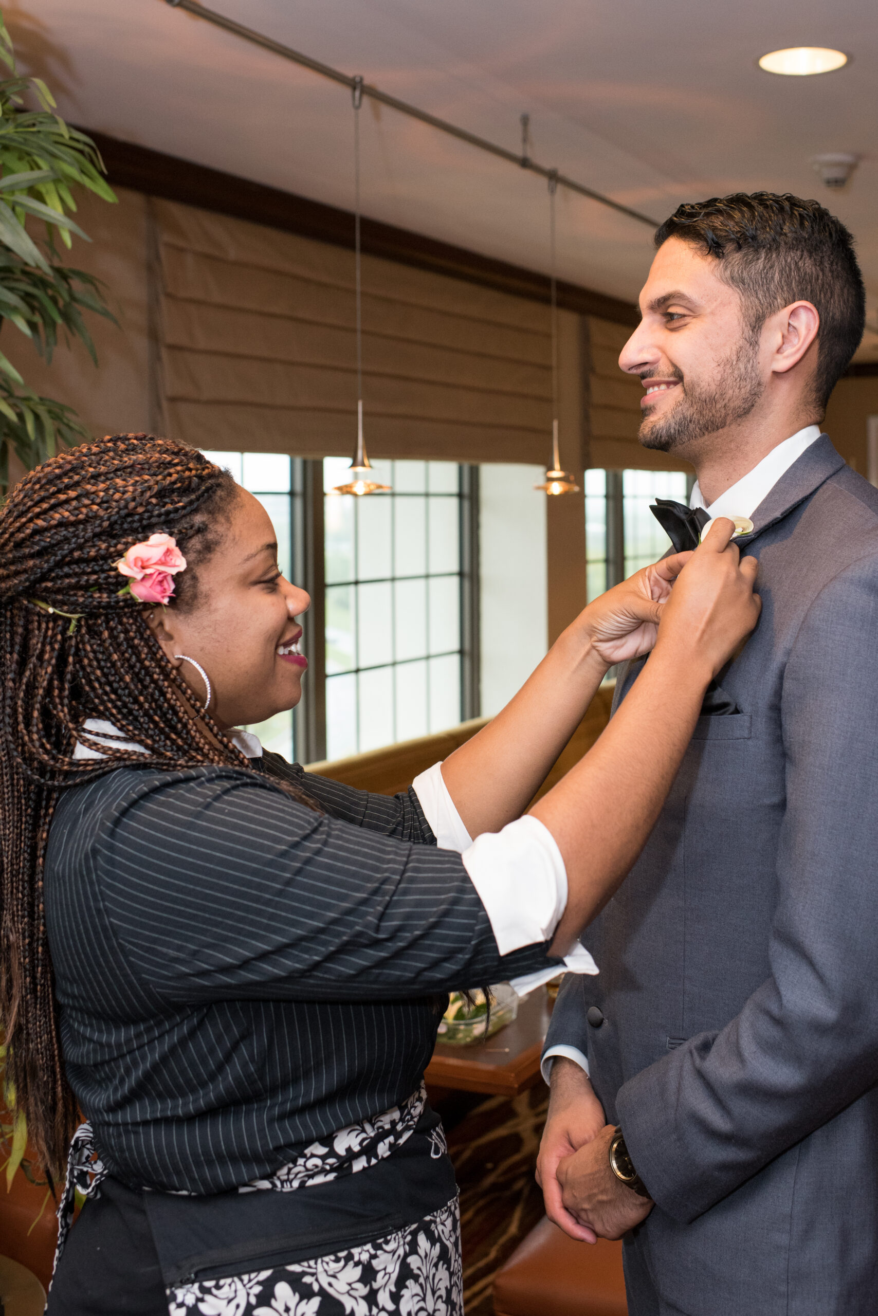 Planner and groom before the ceremony — how to make a wedding day timeline that flows